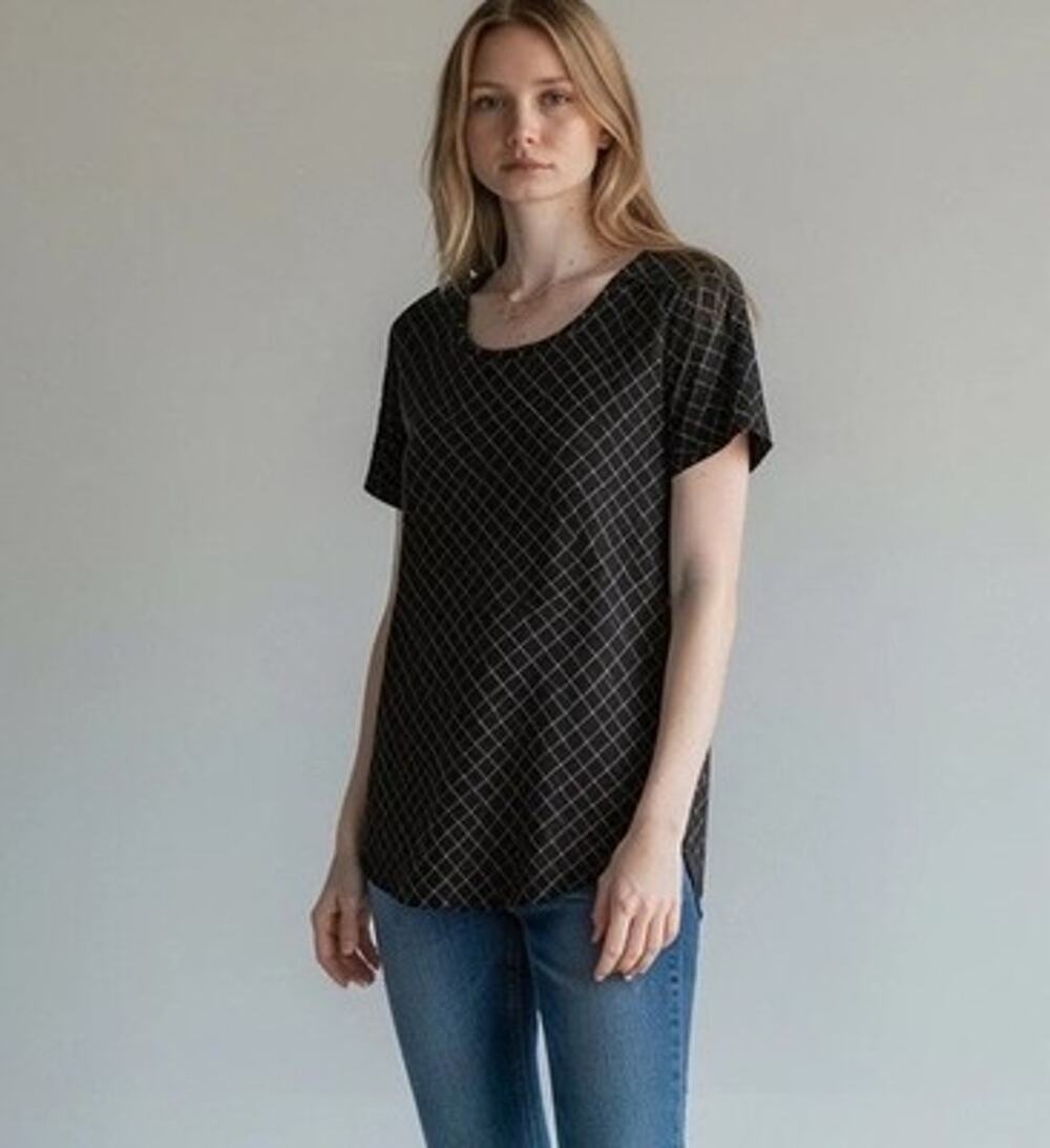 Chico's Zenergy Black White Diamond Print Short Sleeve Blouse Size 1 US 8/10
